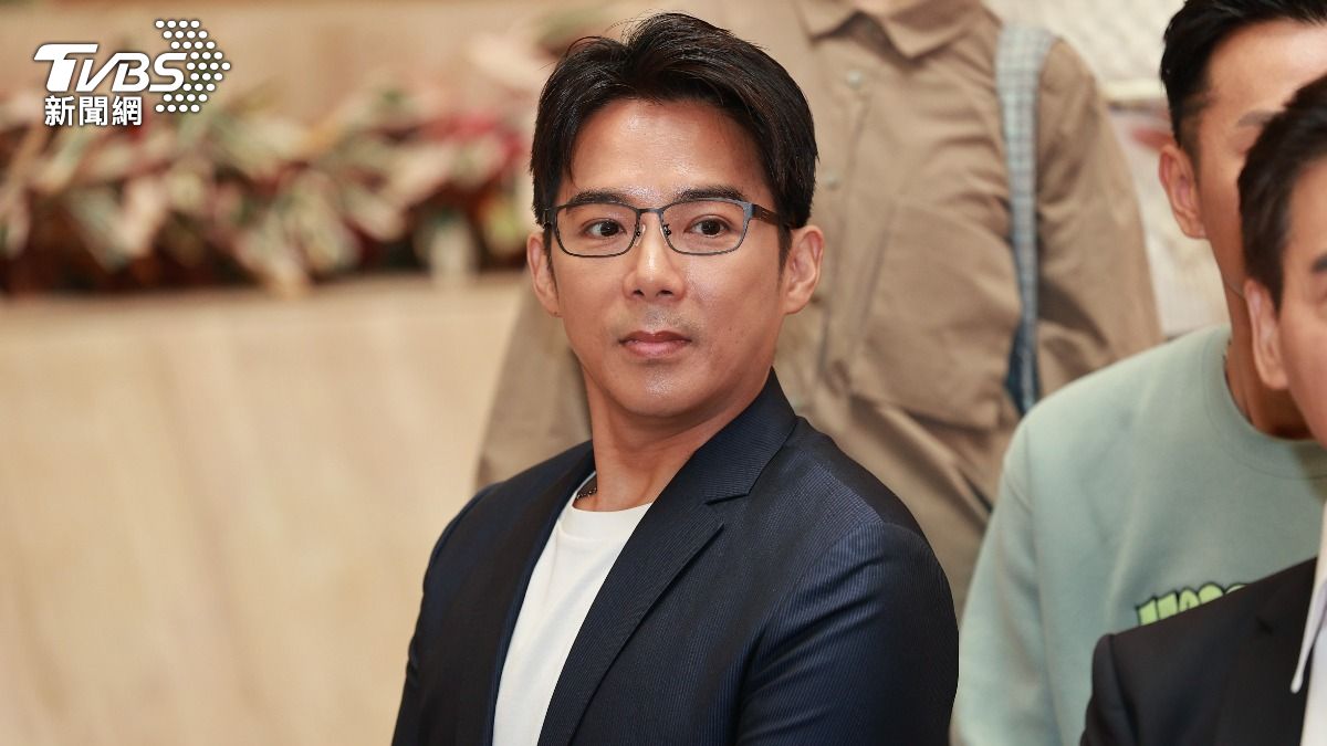 陳子強出席《樓上樓下》開鏡記者會，在媒體訪問時突然消失，之後才被找回來。（圖／黃城碩攝）