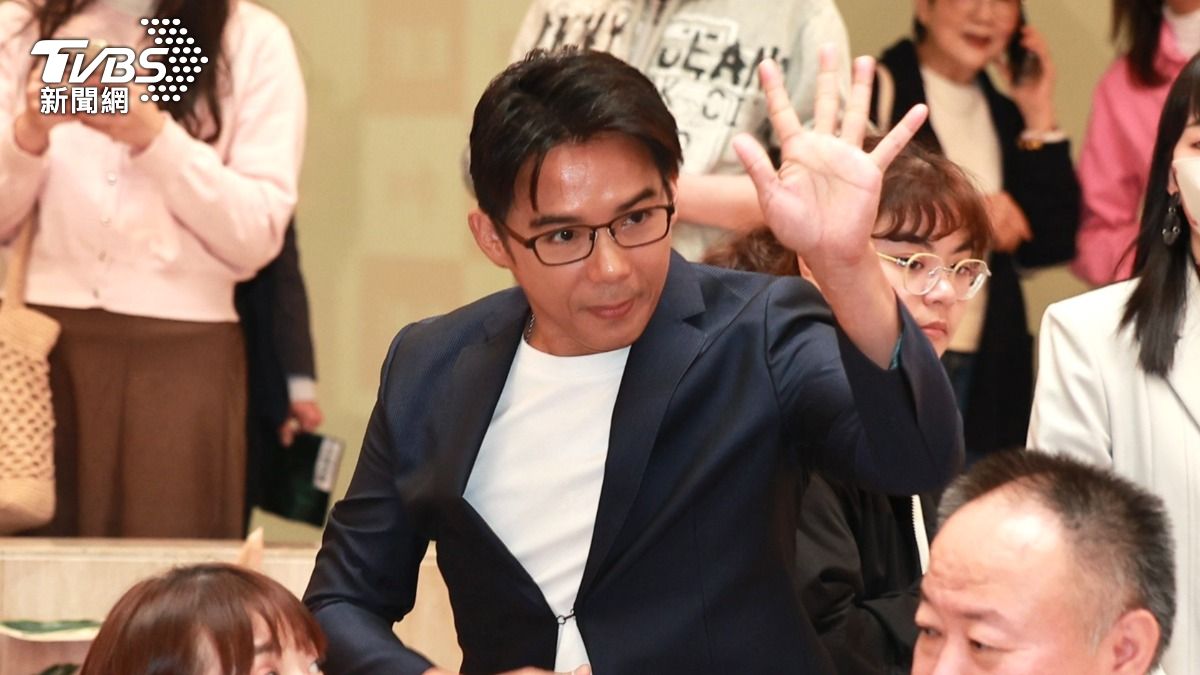 陳子強訪問到一半，又再以「趕高鐵」為由提前離席。（圖／黃城碩攝）