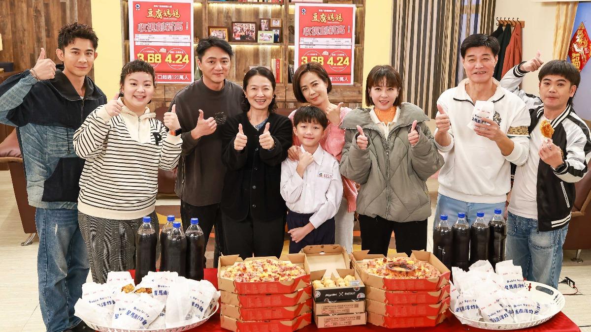 《豆腐媽媽》收視創新高,演員吃炸雞慶祝。(圖/民視提供)