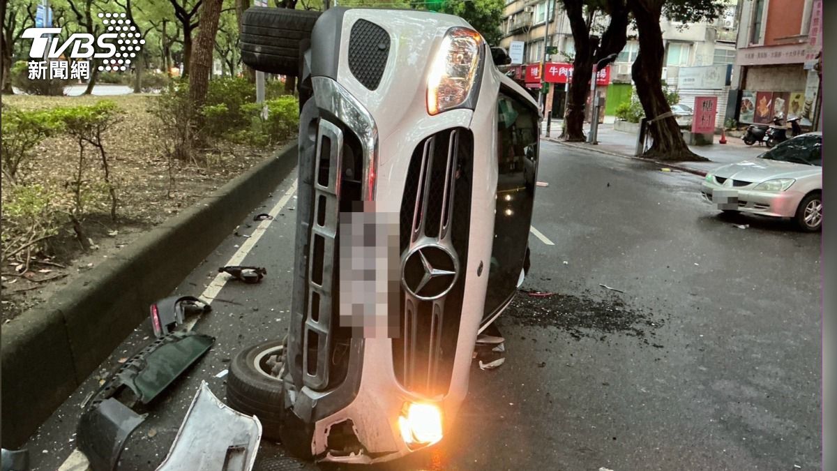 賓士男趕上班搶快釀連環撞車禍。（圖／TVBS）
