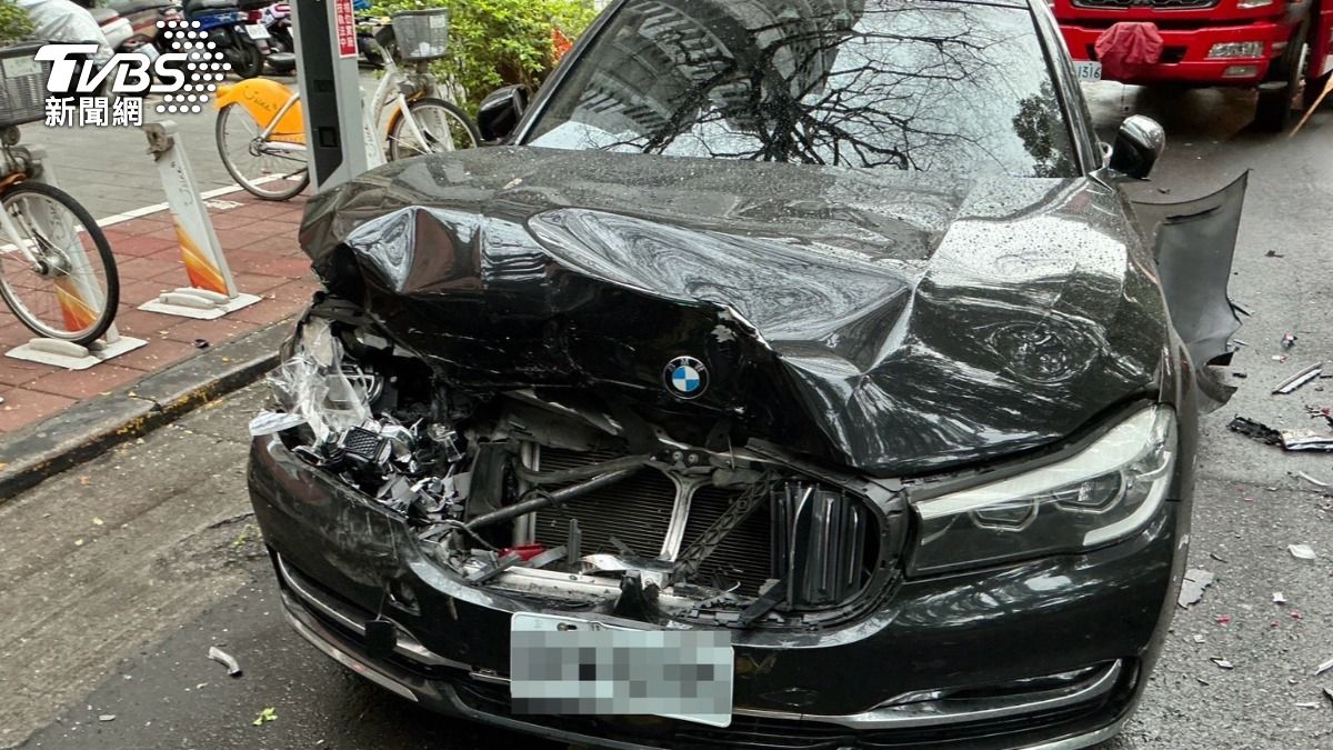 BMW遭追尾後撞向前方廂型車,導致車頭嚴重毀損。(圖/TVBS)