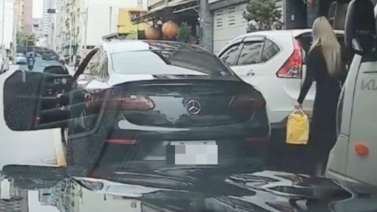 一對男女違停買太陽餅。(圖/翻攝自社會事新聞影音)