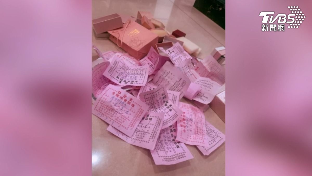 照片中好幾張銀樓開出的小紅單,媽媽說從女兒出生開始喜歡黃金,先生就默默記下來,之後的每年有節日就會送金子,說是給孩子媽媽留著的底氣(圖/翻攝 臉書)