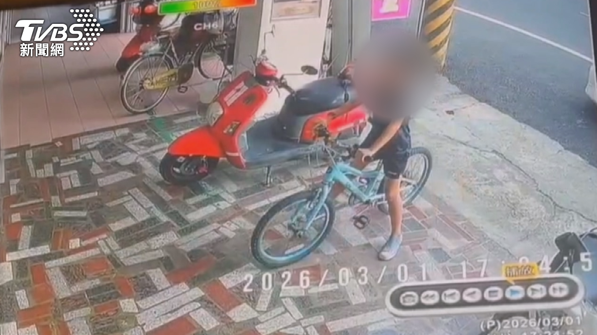 9歲男童日前獨自騎腳踏車到銀樓，拿著裝有壓歲錢的信封袋，認真挑選花費上萬元購買金豆（圖／民眾提供）