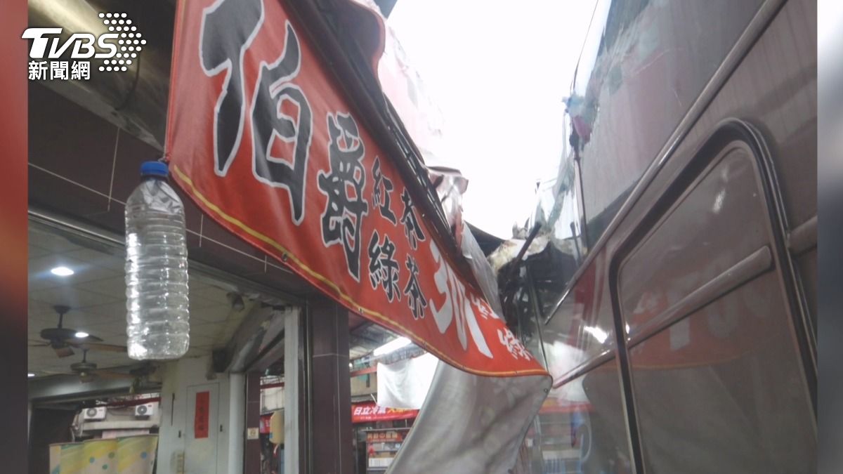 上課路驚魂!疑閃車擦撞,遮雨棚「戳進」校車。(圖/TVBS)