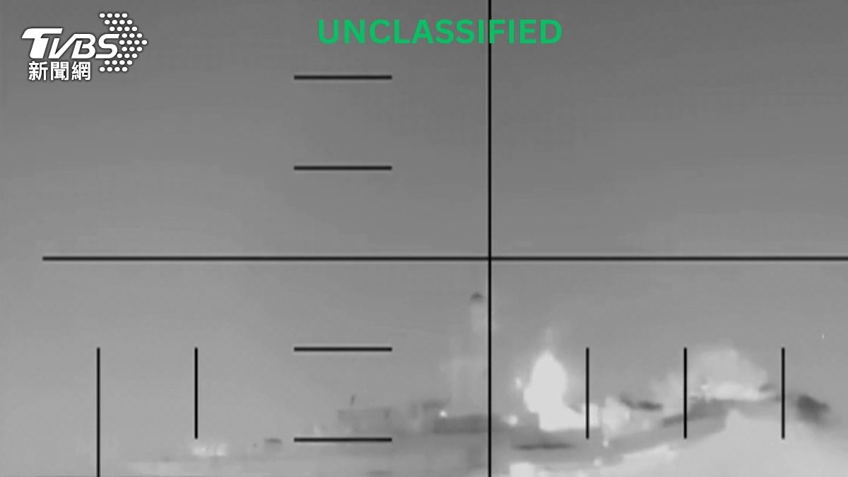 美軍潛艦在斯里蘭卡外海發射魚雷擊沉一艘伊朗軍艦。(圖/達志影像美聯社)