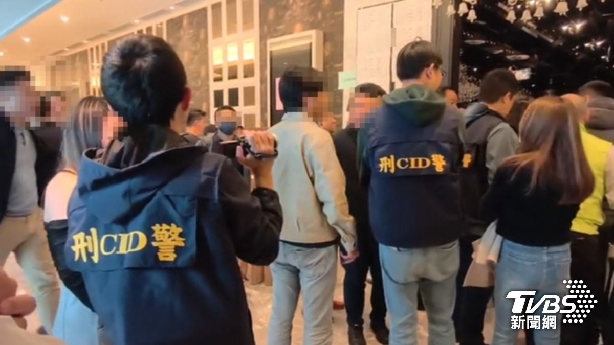 票選理監事，會員排隊進場吵翻天，14警戒備維持秩序。（圖／TVBS）