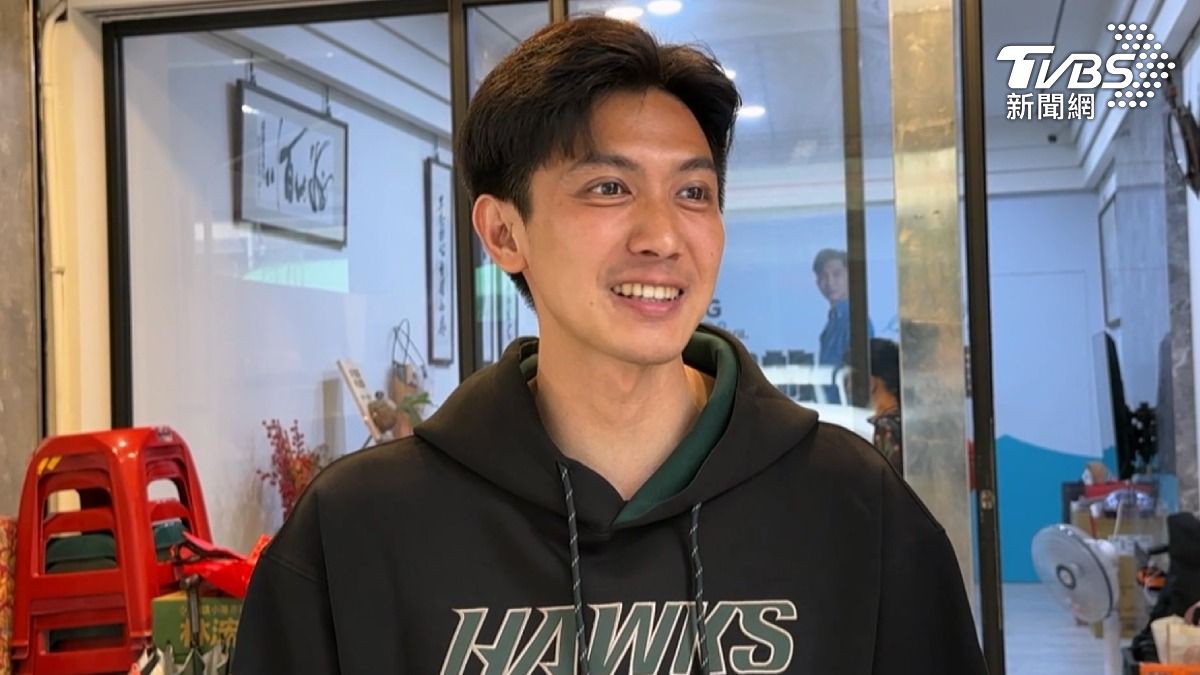 同選區,有最帥里長之稱的林浤澤,初選失利,馬上有許多長輩上門打氣(圖/TVBS)