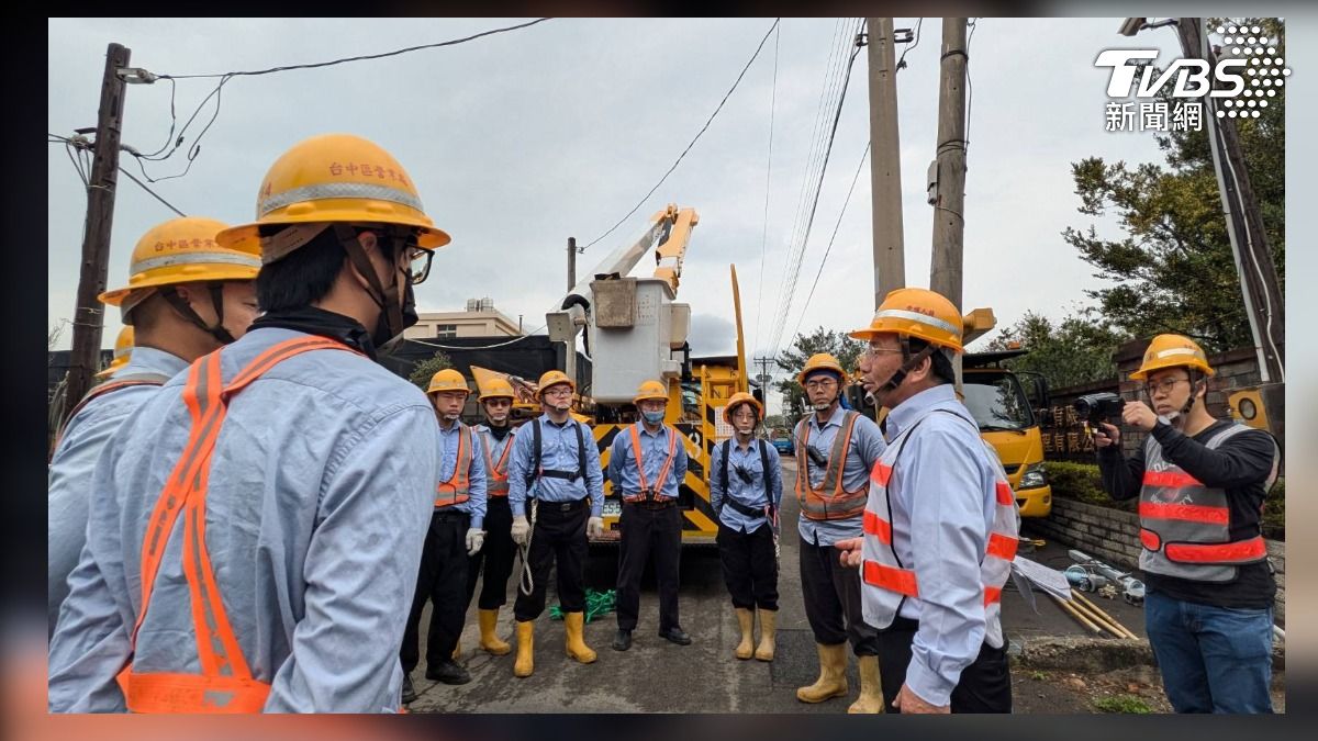 台中區處強化線路維護降低停電事故。(照/台電提供)