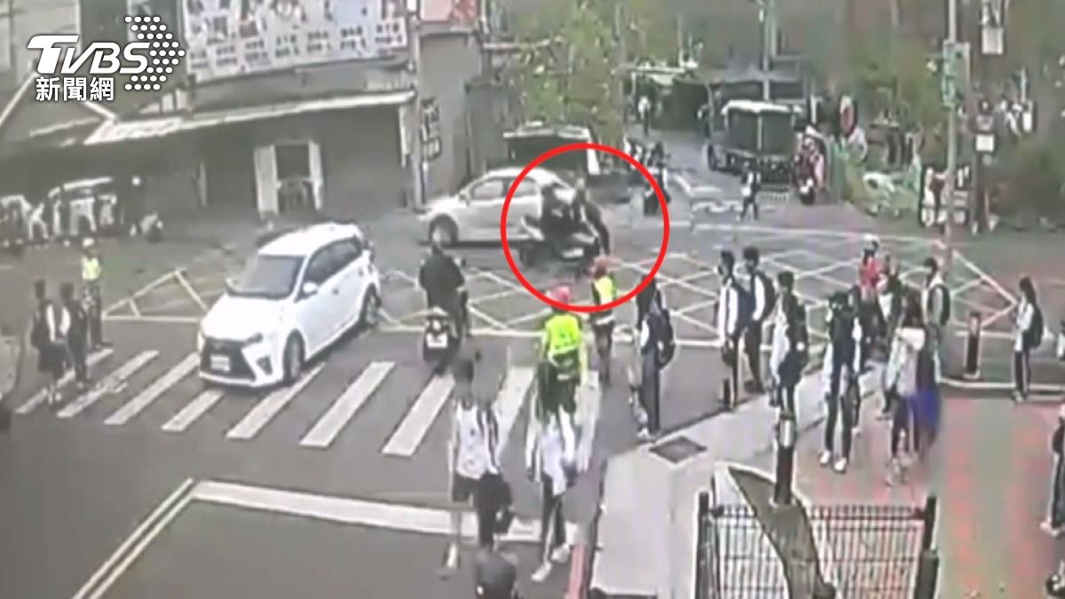 台中阿嬤載孫過馬路遭撞飛!校園旁無號誌路口 3人倒地學生驚嚇