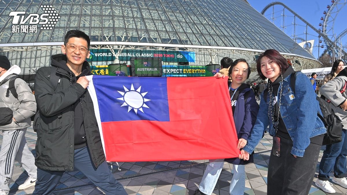 不少球迷帶著國旗到東京巨蛋外幫忙加油。(圖/胡瑞麒攝)