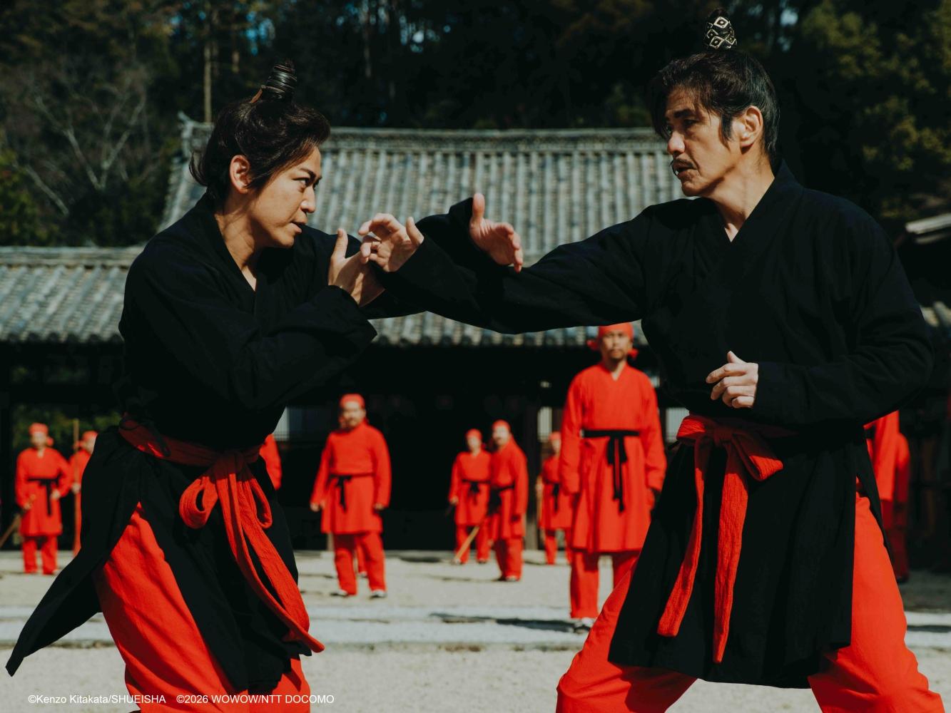 龜梨和也(左)與前輩佐藤浩市相隔20年再度合作,憑藉互信關係完成真實性極高的武打戲。(圖/Hami Video提供)