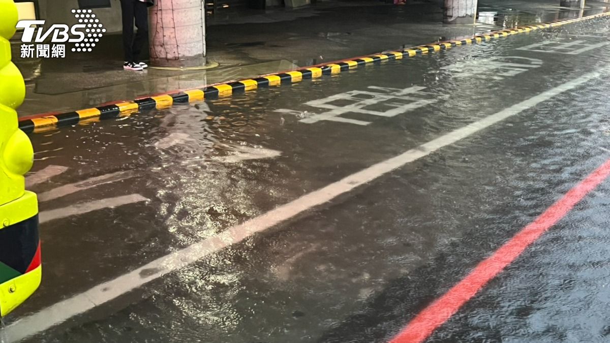 宜蘭傍晚下起大雨,道路淹水如小水池。(圖/TVBS)