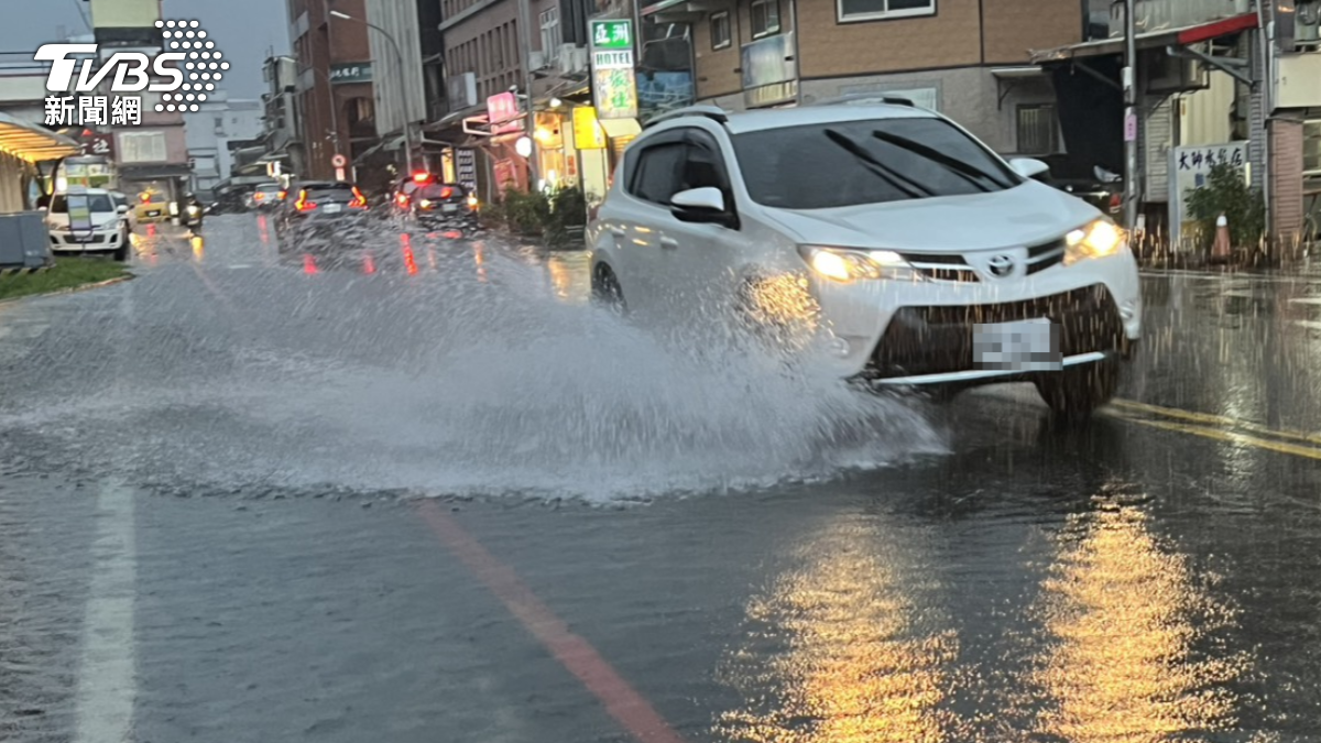 雨勢越下越大,車輛經過紛紛濺起大量水花。(圖/TVBS)