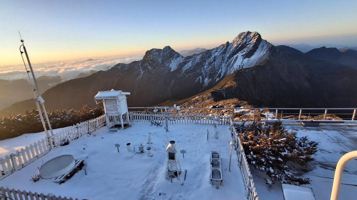 玉山氣象站被白雪覆蓋，景色相當夢幻。（圖／翻攝自報天氣 - 中央氣象署FB）