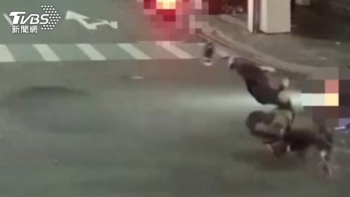 三重深夜車禍!19歲騎士「騰空翻轉」重摔 頭部重創昏迷送醫