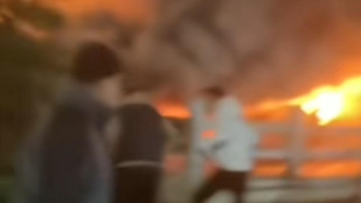 山東濟寧液化氣站大爆炸,火球濃煙沖上天,半條街受到波及。(圖/抖音)