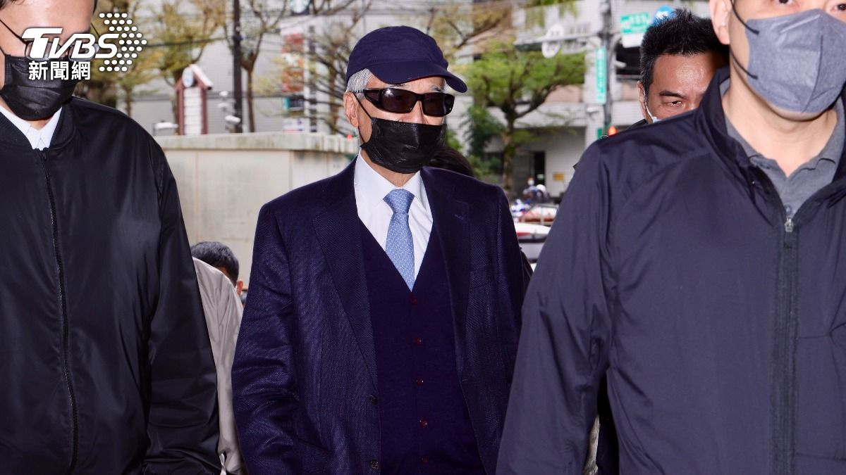 挪用上億公款！前新光董座吳東進遭求刑5年　今墨鏡黑帽出庭