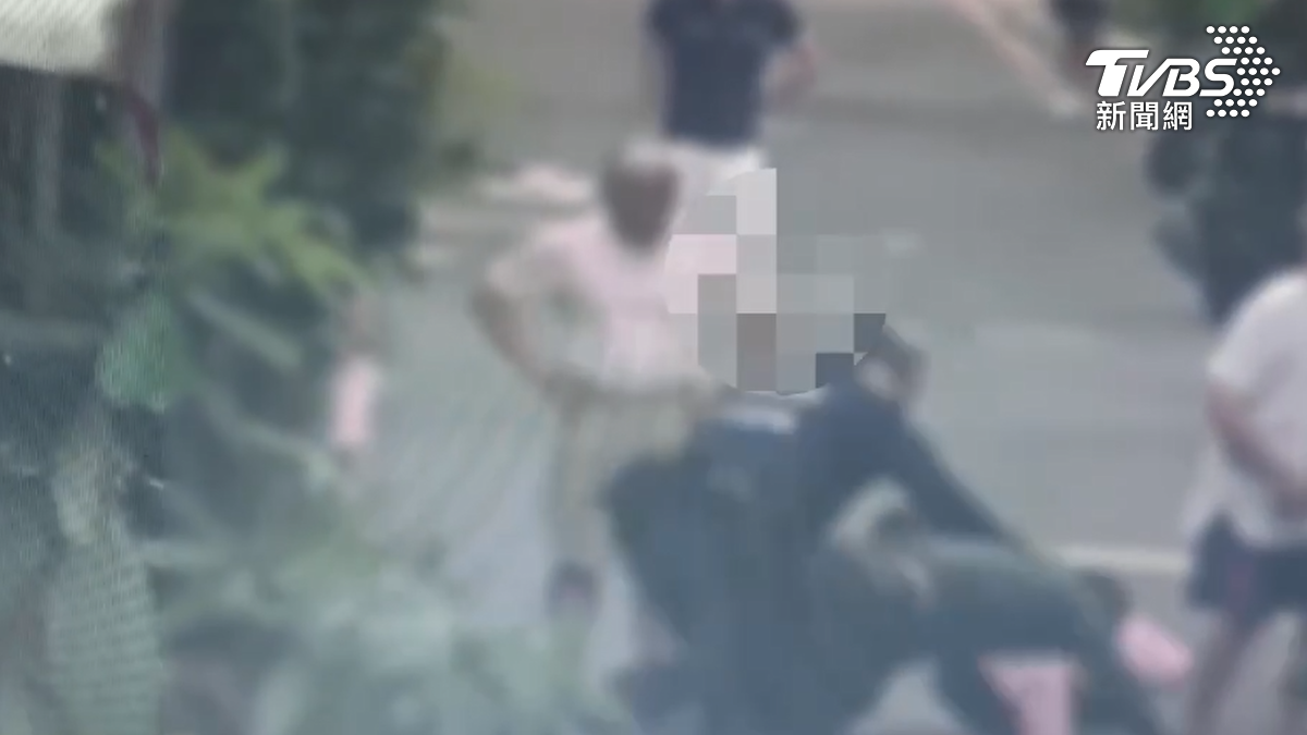 警方到場後對陳男實施保護管束,將他壓制在地後帶回派出所。(圖/TVBS)