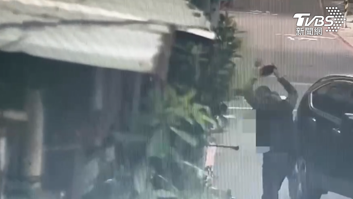 高雄陳姓男子與女友酒後返家途中女友摔倒致臉部流血,男方向民眾求助卻因口氣不佳遭誤解,一氣之下砸毀民宅花盆。(圖/TVBS)