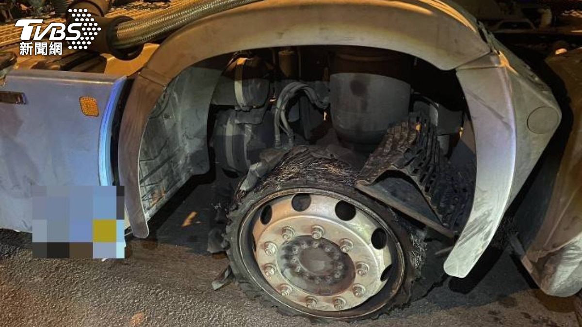 半聯結車國1爆胎！胎皮炸飛散滿車道　害後方16車連環撞