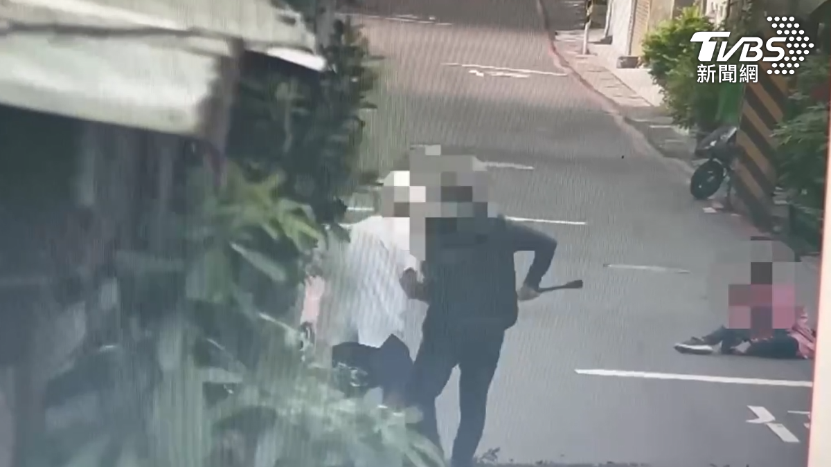 砸完花盆後還與老人搶拐杖發生拉扯,一旁仍坐在地上的女子也看傻了眼。(圖/TVBS)