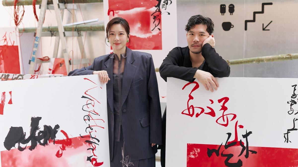 張景嵐(左)、葉忠宜以desire「慾」為主題、共創6幅作品。(圖/menomeno提供)