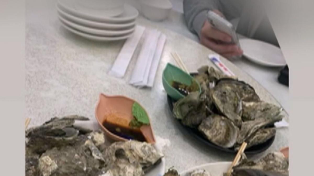 來自台北的高中生在墾丁大街一間海產店食用烤生蠔後陸續出現嘔吐症狀。(圖/當事人提供)