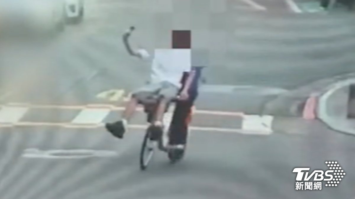 違規騎YouBike雙載還自拍。（圖／TVBS）