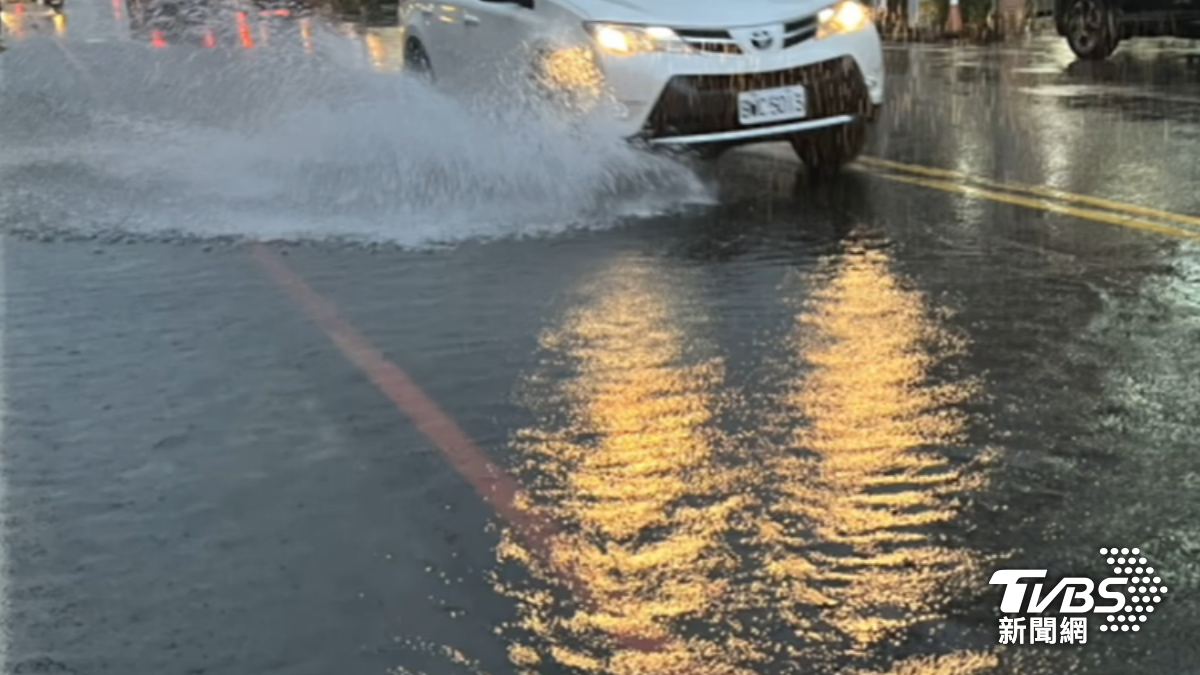 周末水氣減少,氣象署指出台北、東部仍有短陣雨。(圖/TVBS)