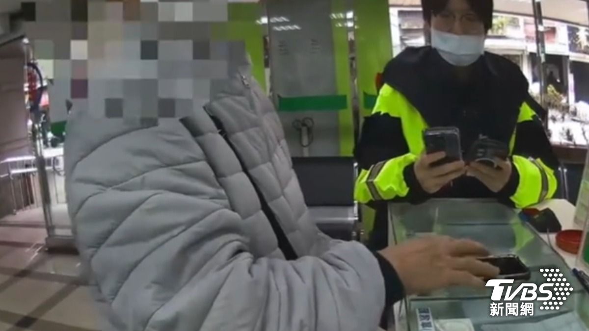 81歲嬤買芭樂遭詐,警成功攔阻。(圖/TVBS)