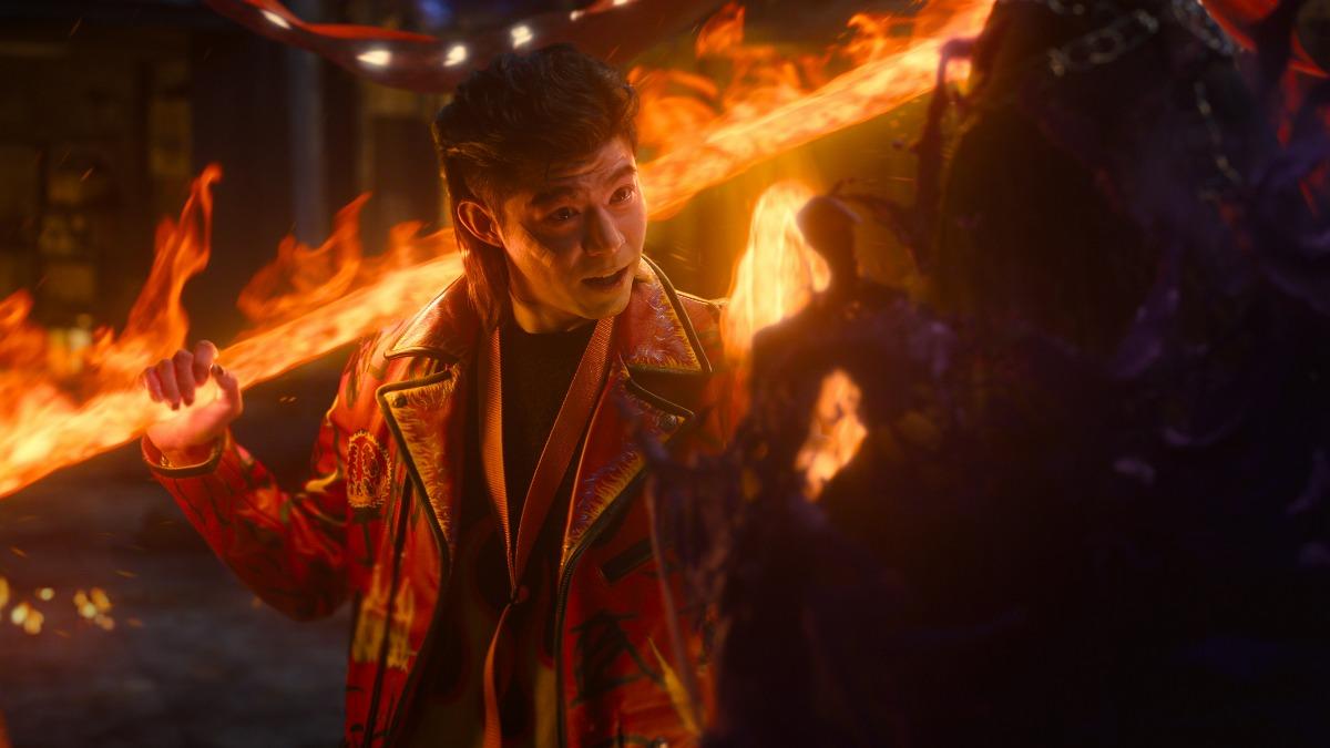 王柏傑飾演三太子手持燃燒長棍現身。（圖／Netflix提供）