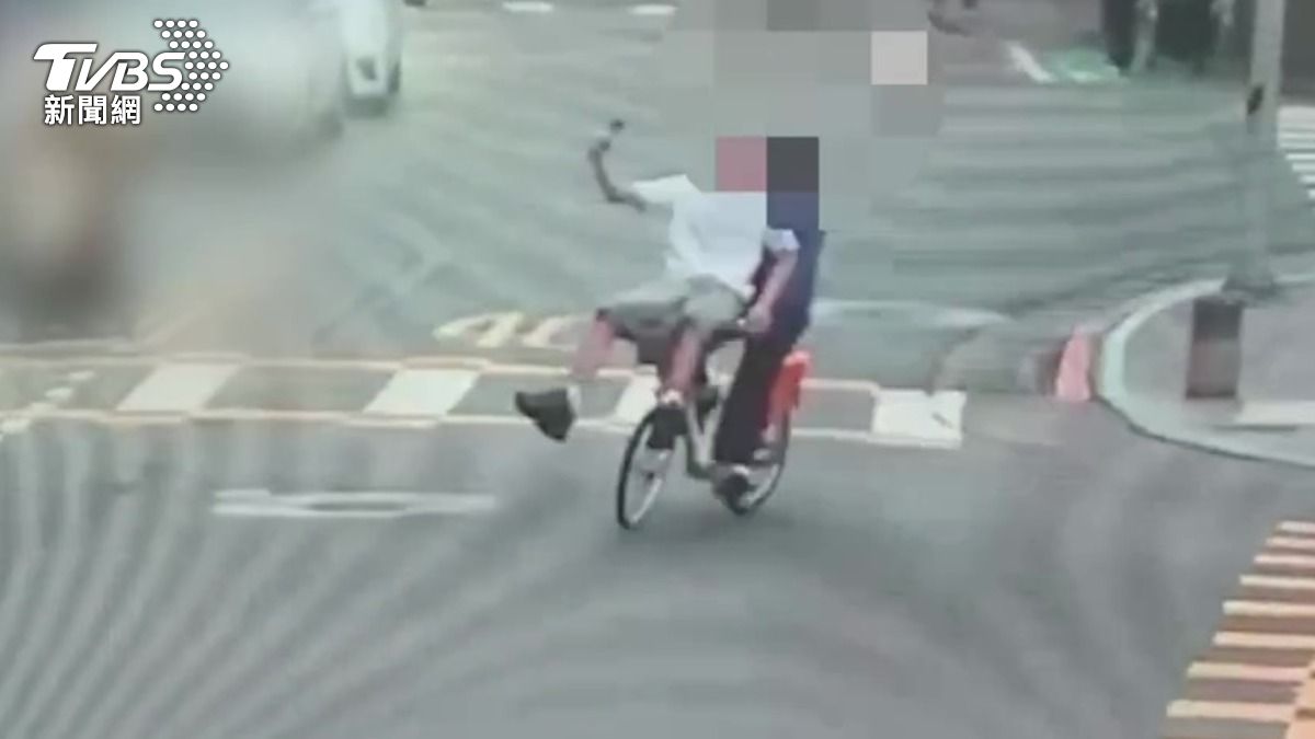 YouBike手把當坐墊!天母學生「驚險雙載」 警方要罰了