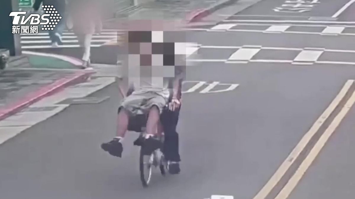 警方將追查2人身份依法開罰。(圖/TVBS)