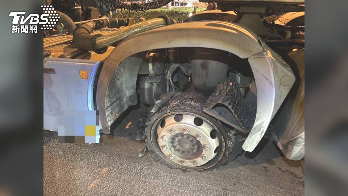 中部2天2起連環撞！聯結車爆胎害16車遭殃　休旅車撞11車肇逃。(圖／TVBS) 