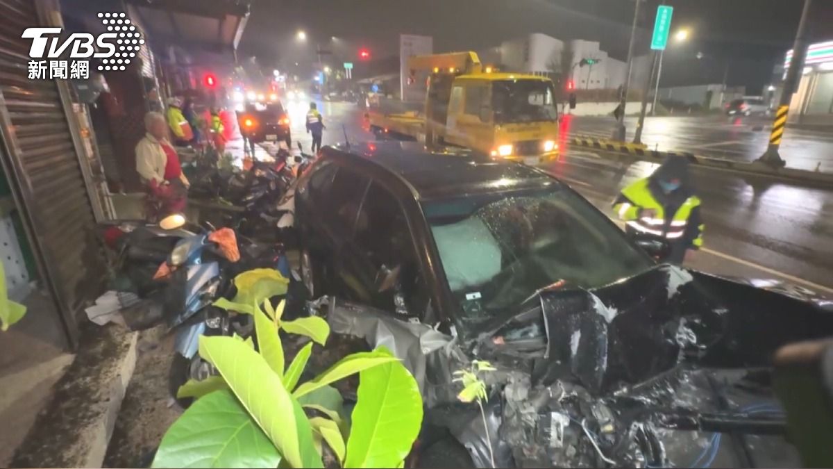  休旅車連環撞11汽機車　駕駛竟「棄車逃逸」。(圖／TVBS) 