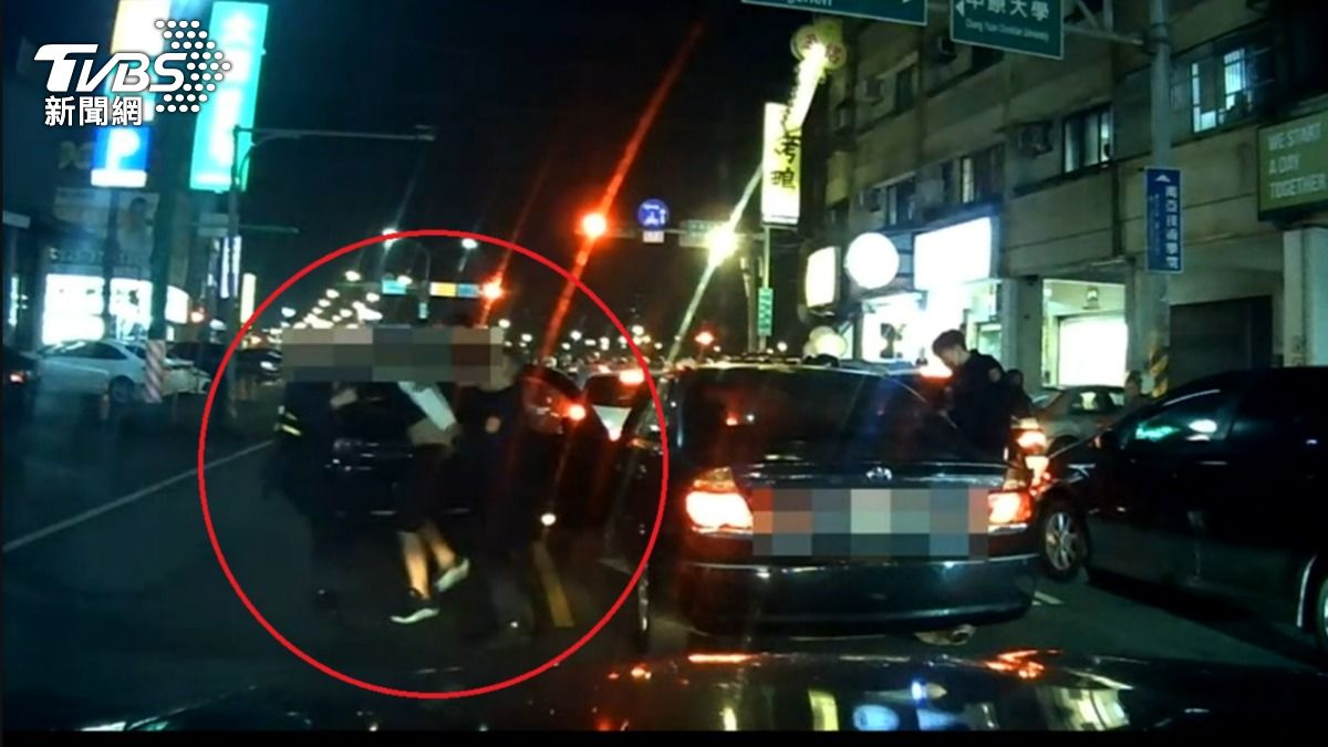 影音／通緝男夥同友人偷車！在車內吸毒還上路　中原夜市旁狼狽上銬