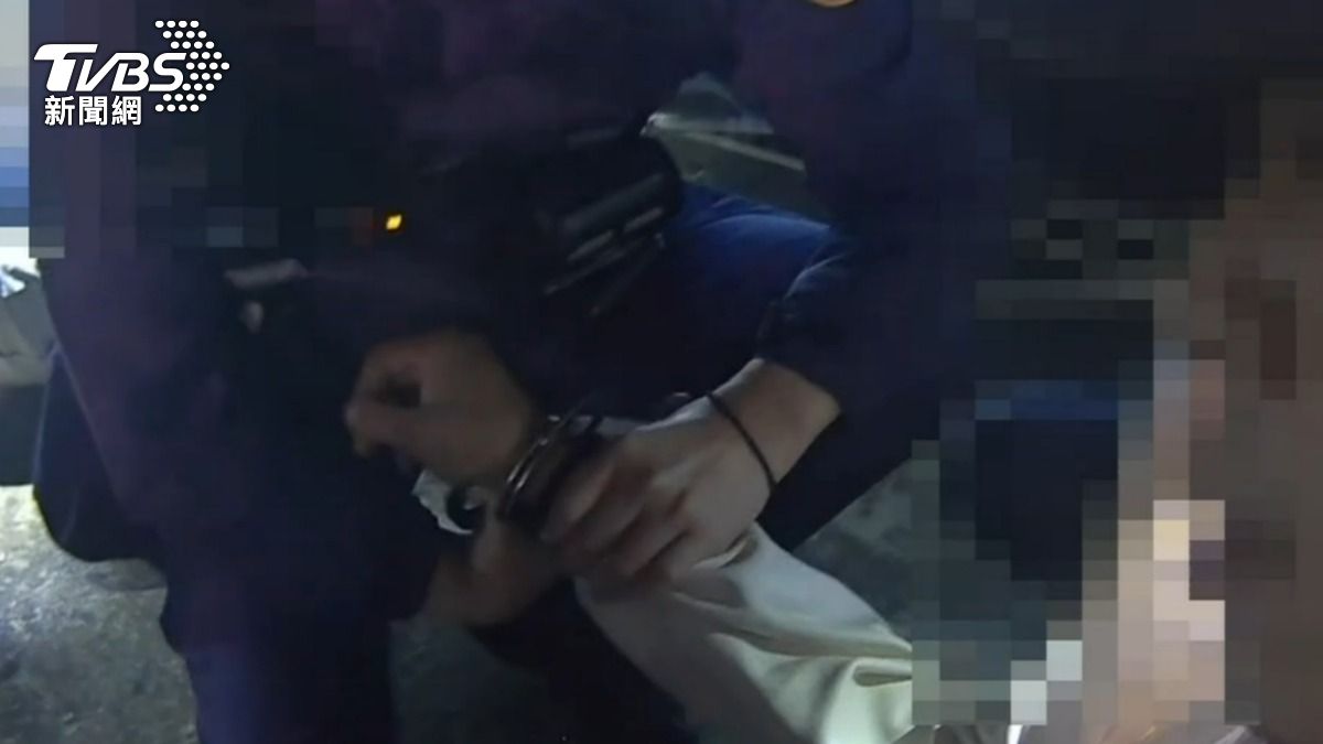 桃園男偷車還毒駕,中原夜市旁狼狽遭逮。(圖/TVBS)