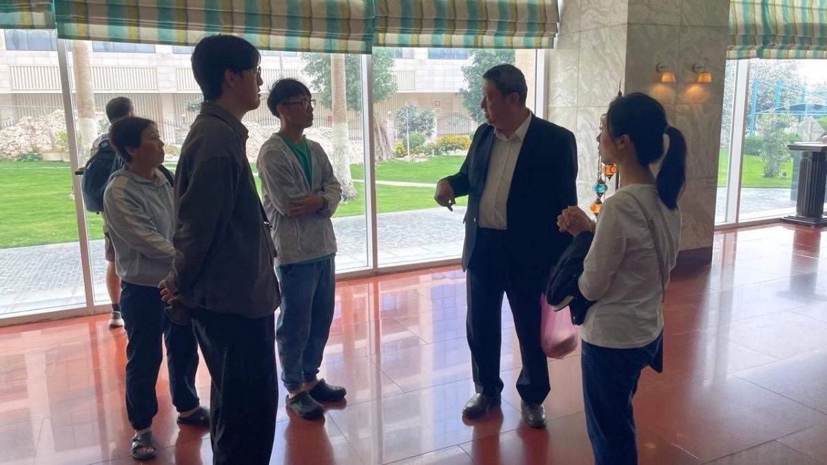 駐沙烏地阿拉伯代表處代表張治平(右二)瞭解我國人暫居旅館之生活狀況及相關需求。(圖/外交部提供)