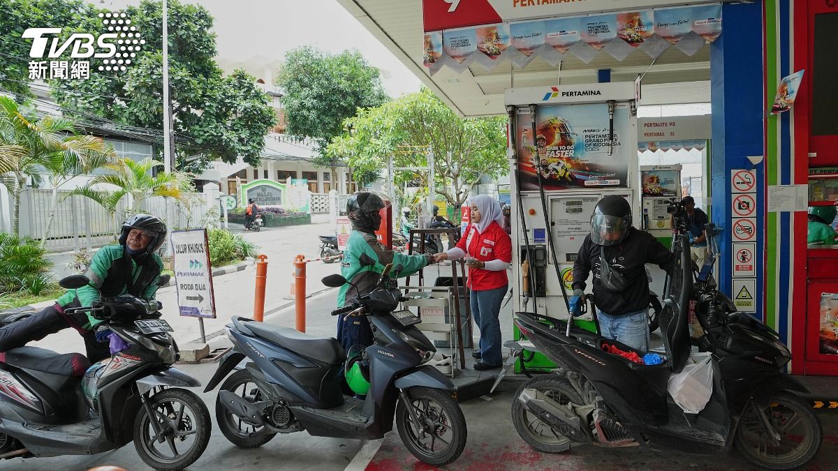 印尼加油站擠滿車潮。（圖／達志影像美聯社）