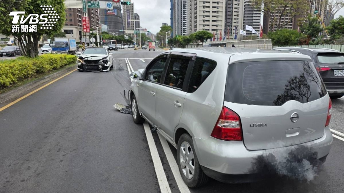 滑手機分心衝進對向車道 桃園兩車對撞「車頭碎裂」2傷