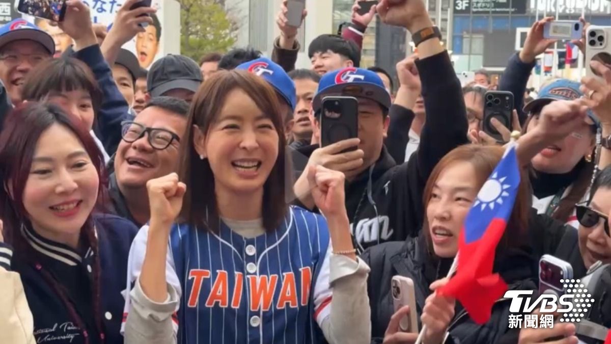 賈永婕和球迷為台灣隊應援。(圖/TVBS)