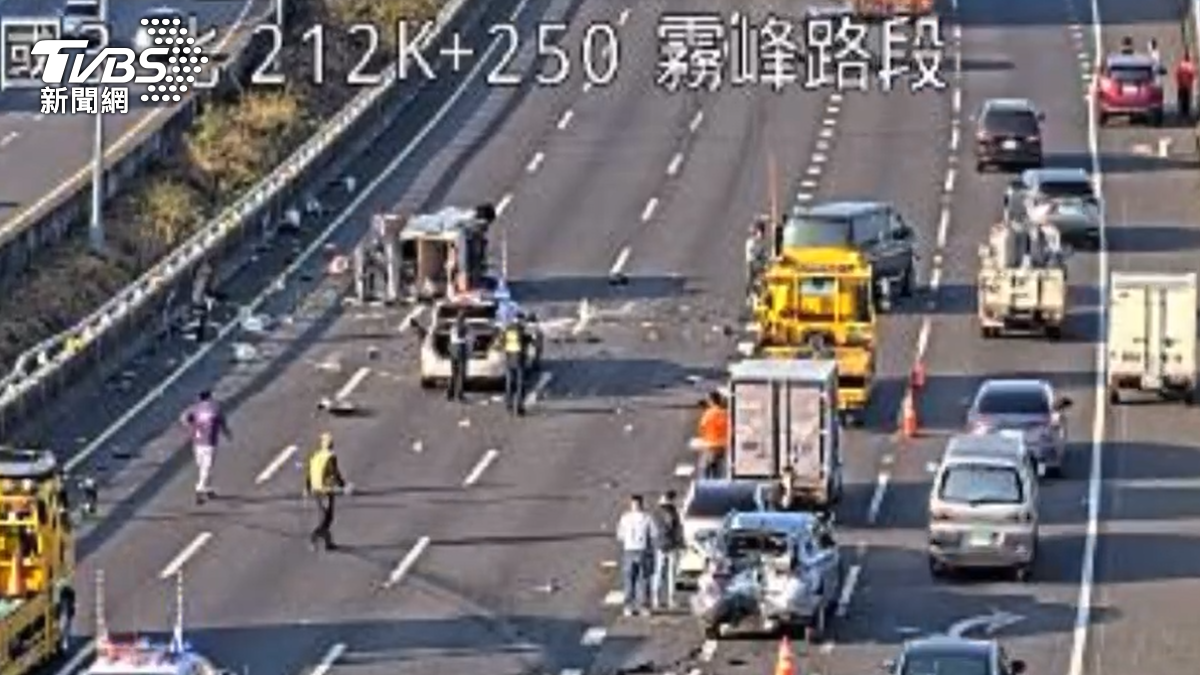 快訊/下班遇塞車!國3霧峰段6車追撞 一車慘橫躺內線