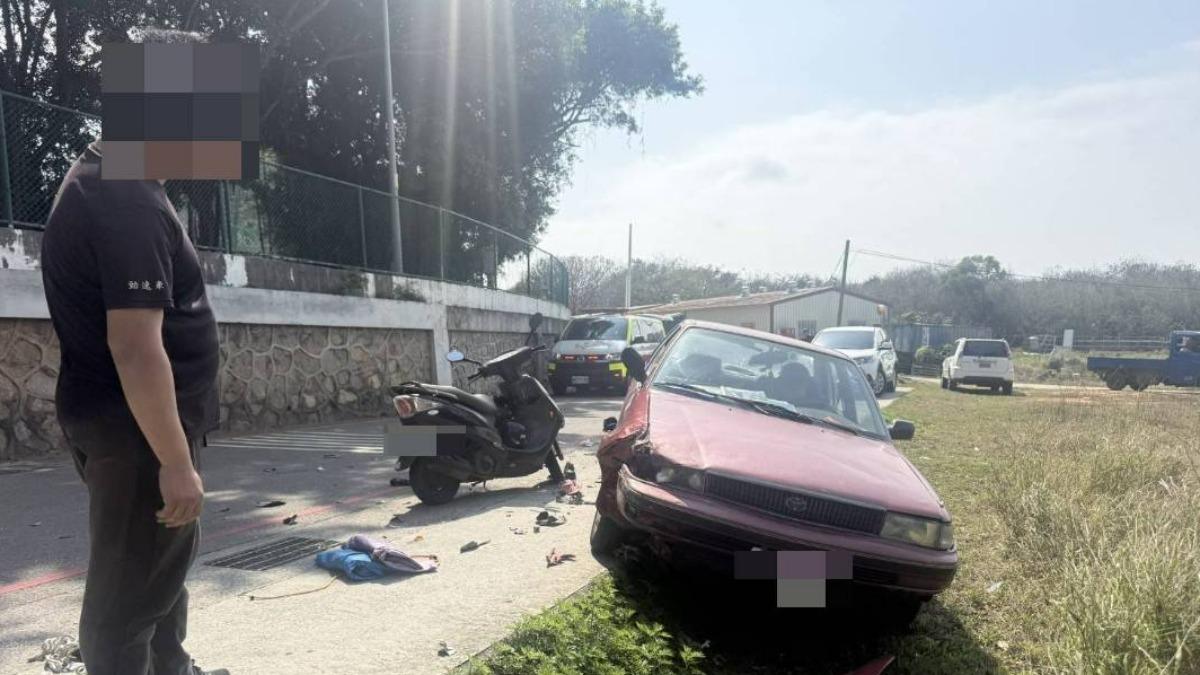 金門高中旁對撞!轎車撞上2機車衝進草地 女騎士骨折送醫