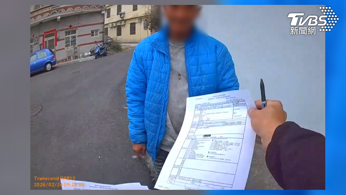 56歲林姓男子獨居,除了會幫忙資源回收,卻也因抽菸習慣曾遭到檢舉警方在224開罰,因此環保局趕緊公布相關畫面,證實開罰單跟車禍意外沒有關聯。(圖/TVBS)