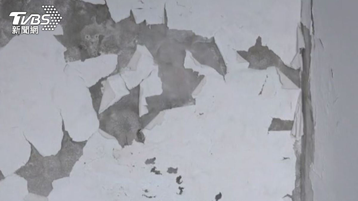 老屋牆壁龜裂。(圖/TVBS)
