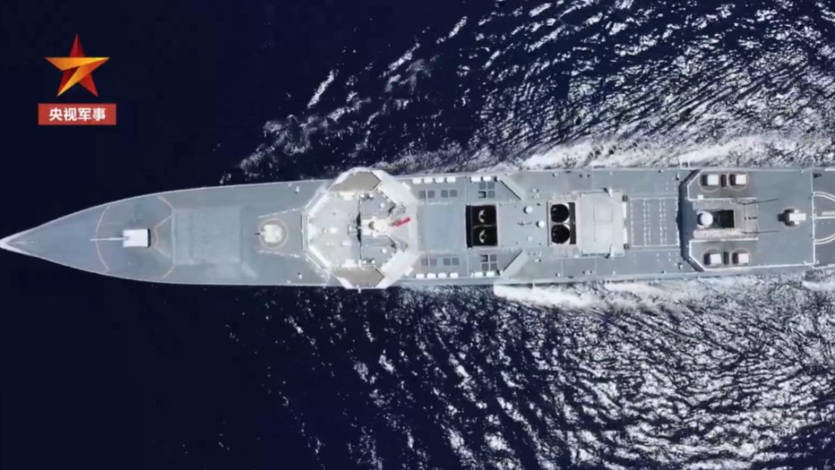 055型驅逐艦全艦配有112具艦載垂直發射單元，可搭配使用各型飛彈，火力可觀。(圖／央視)