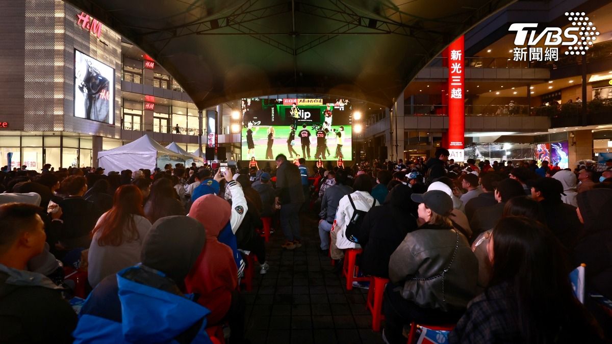 不少台灣球迷前往信義區共同為中華隊打氣。（圖／華子深攝）