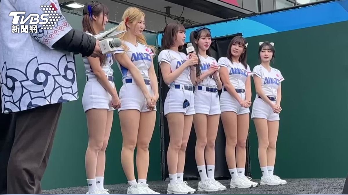 台灣啦啦隊特別到晴空塔舉行活動，現場擠滿粉絲。（圖／TVBS）