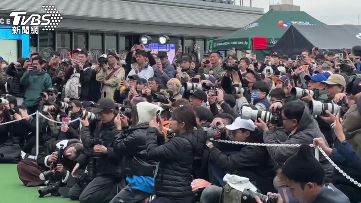 台灣啦啦隊吸引大批粉絲聚集。（圖／TVBS）